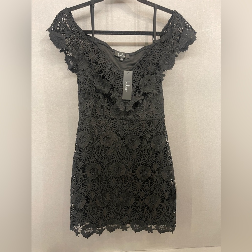 NWT Lulu’s black overlay lace dress size medium off the shoulders